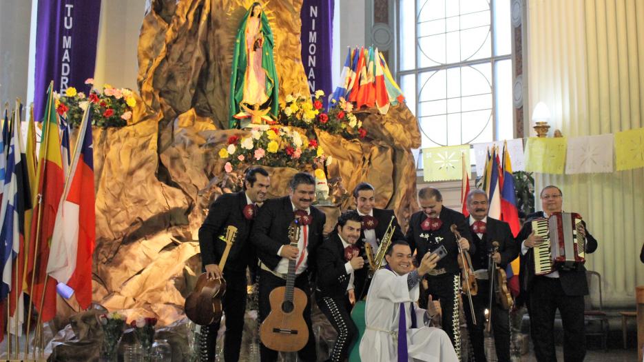 Selfie of Fr. Hernandez with the Mariachi band. (Photo: Isabelle de Chateauvieux)