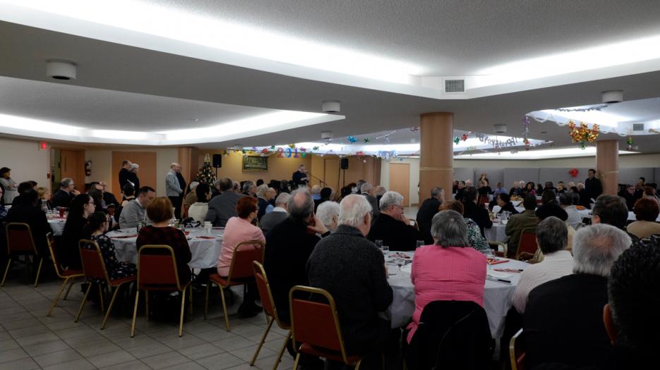Des dizaines de personnes de différents milieux paroissiaux s'étaient réunies pour partager un repas ensemble. (Photo : Richard Maltais)
