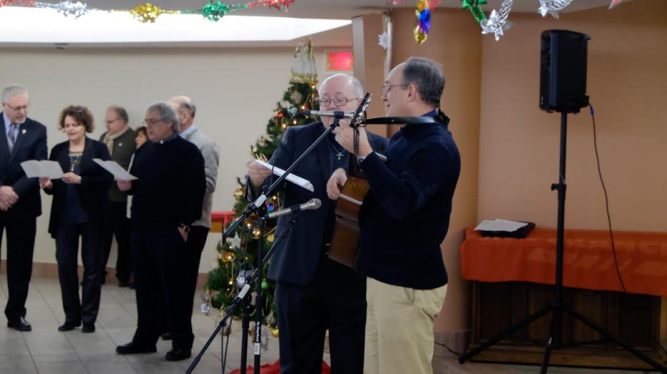 L'abbé Raymond Lafontaine et son comparse l'abbé Alain Mongeau ont fait participer les invités avec quelques chansons festives! (Photo : Richard Maltais)