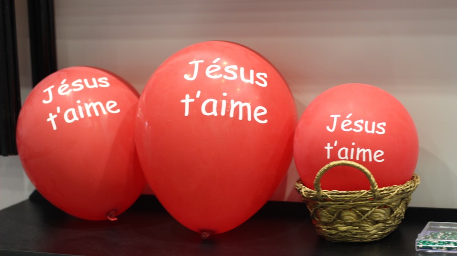 "Jesus loves you" balloons! (Photo: Isabelle de Chateauvieux)
